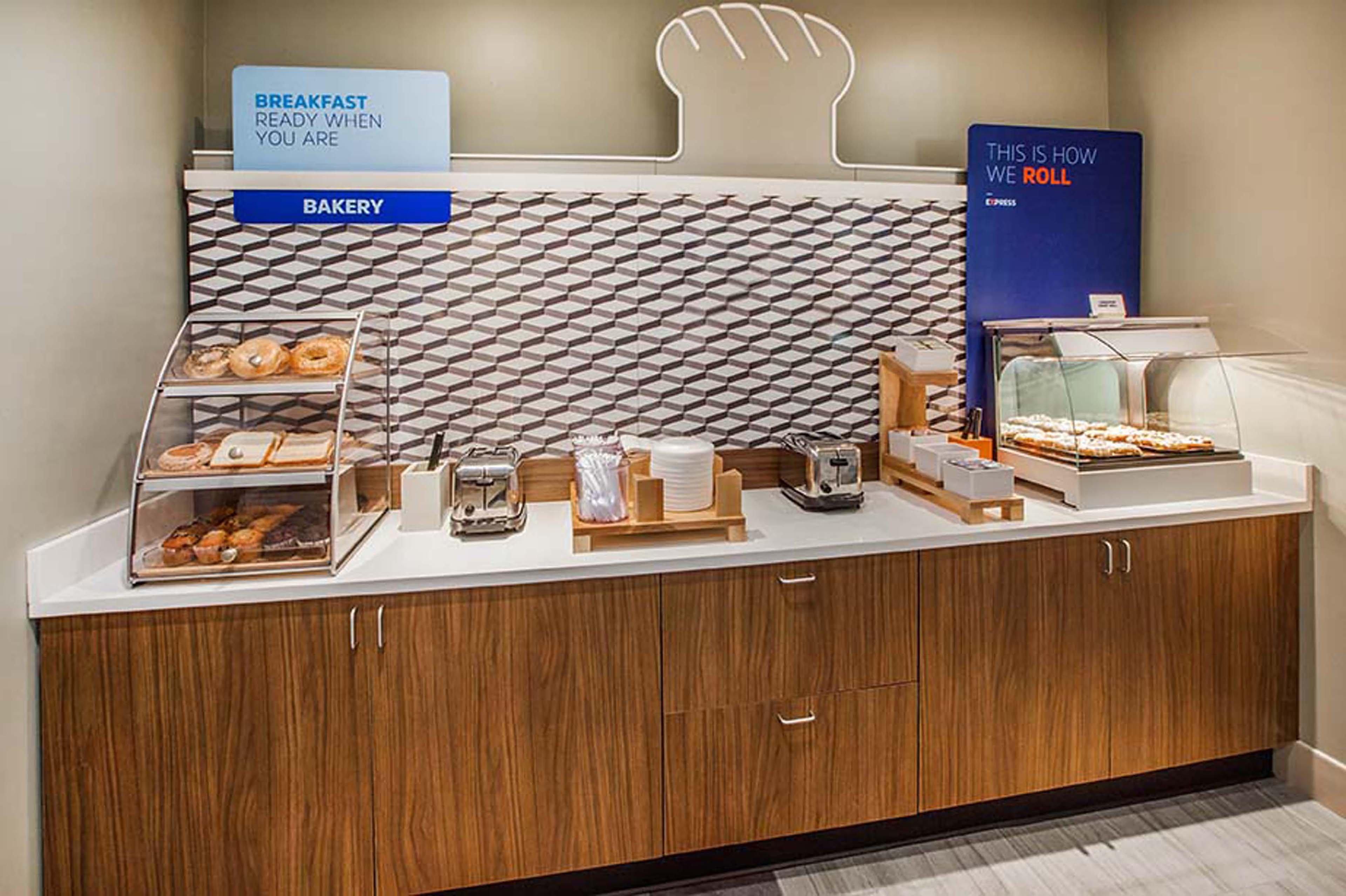 Holiday Inn Express & Suites Eureka By Ihg Bagian luar foto